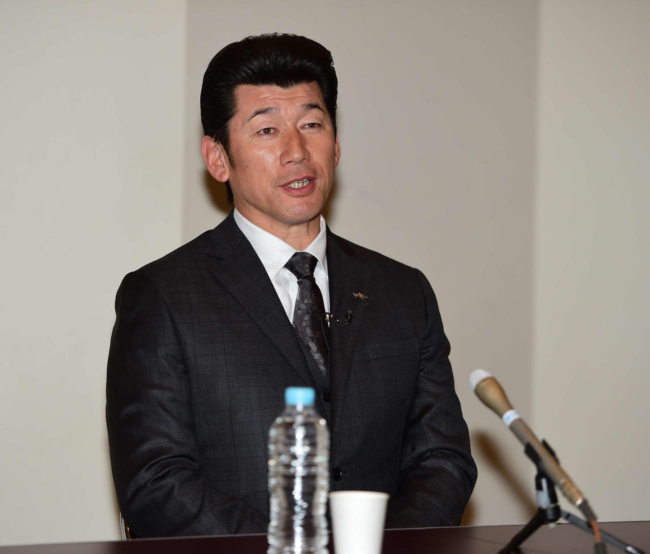 取材に応じるDeNA三浦監督