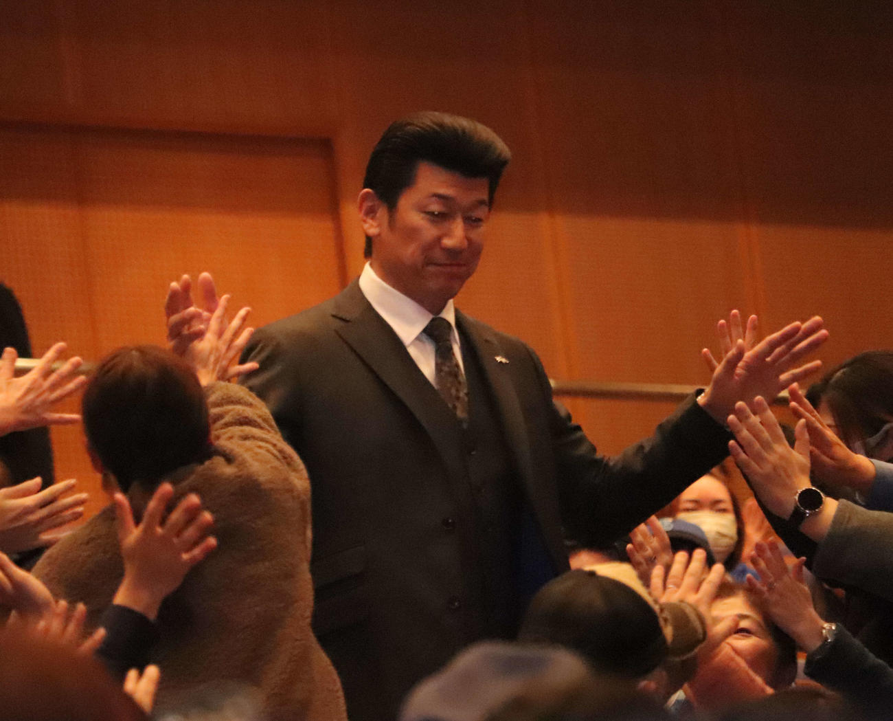 毎年恒例の新潟でのキャンプ直前トークショーに出席したDeNA三浦監督（撮影・小早川宗一郎）