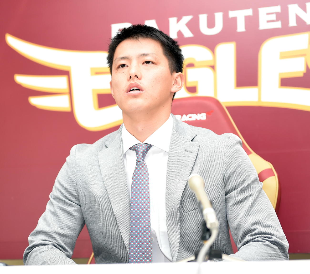 契約更改交渉後の会見に臨む楽天辰己（撮影・山田愛斗）