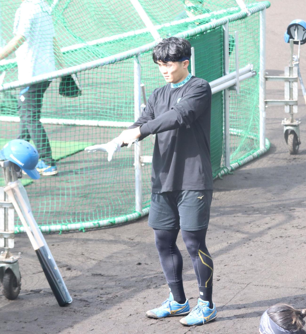 打撃練習前に革手袋を着ける日本ハム郡司（撮影・永野高輔）
