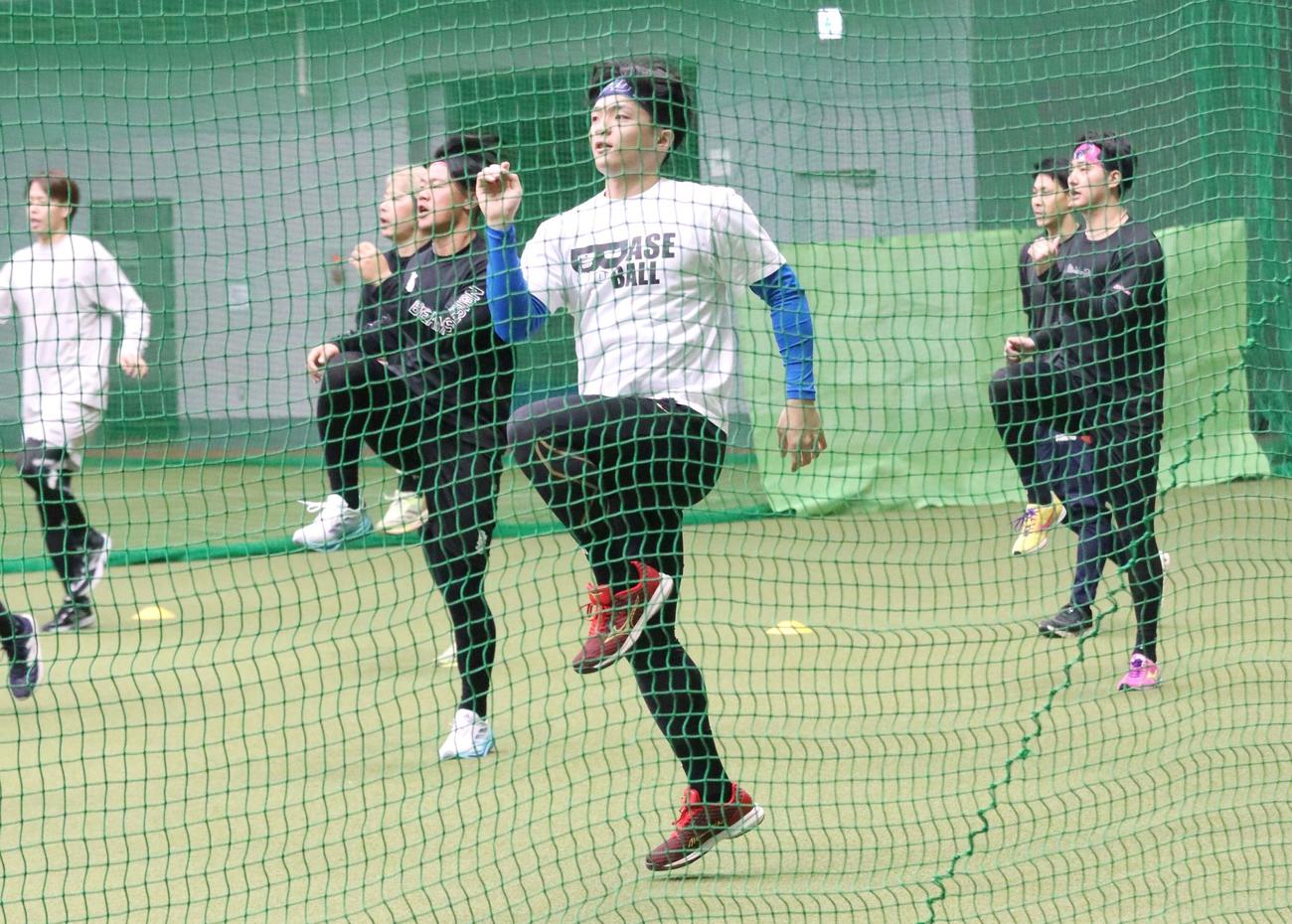 ウオーミングアップでしっかり足を上げる日本ハム郡司（撮影・永野高輔）
