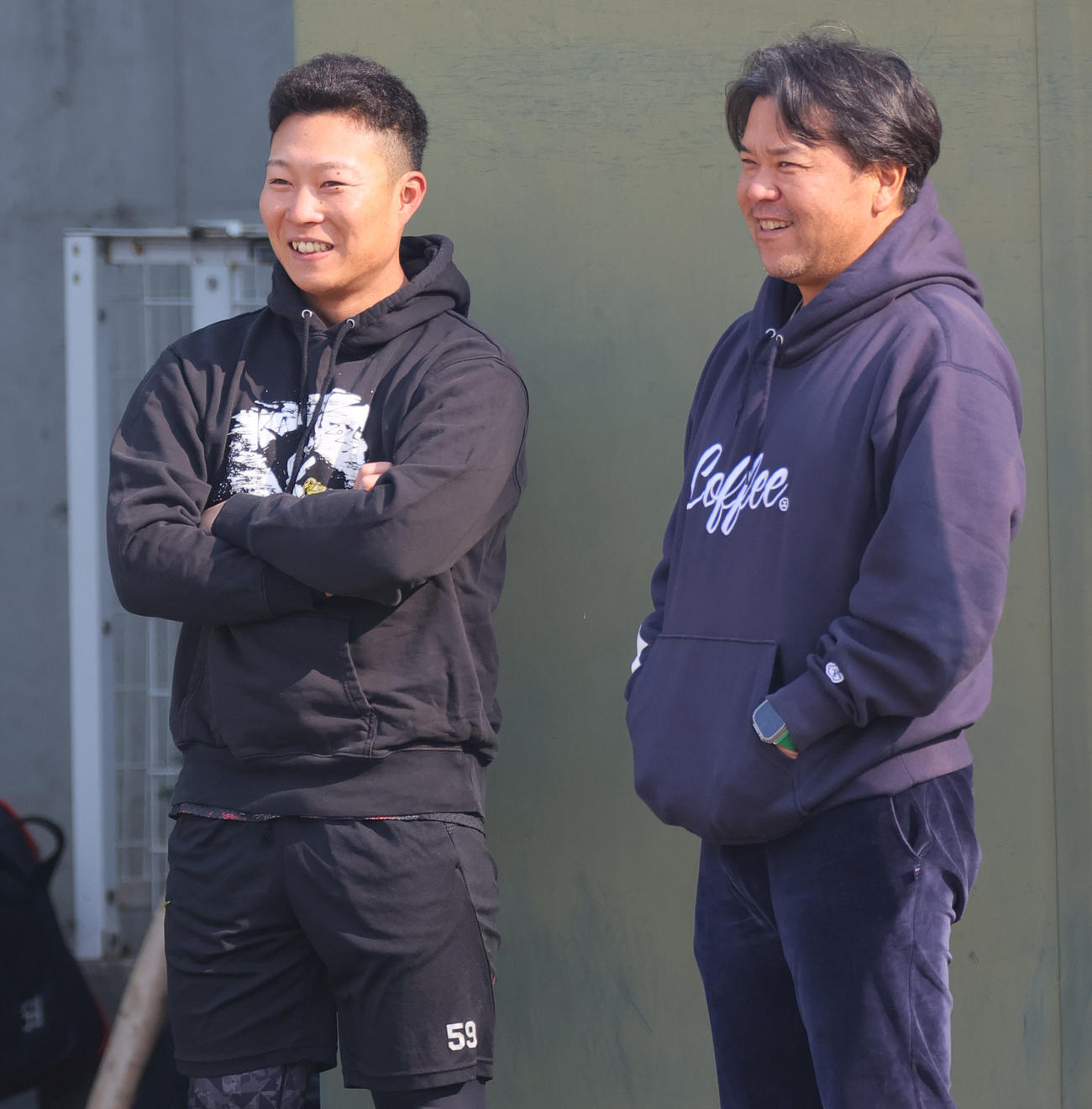 鳴尾浜球場で笑顔を見せる阪神藤田（左）と野村バッテリーコーチ（撮影・上山淳一）