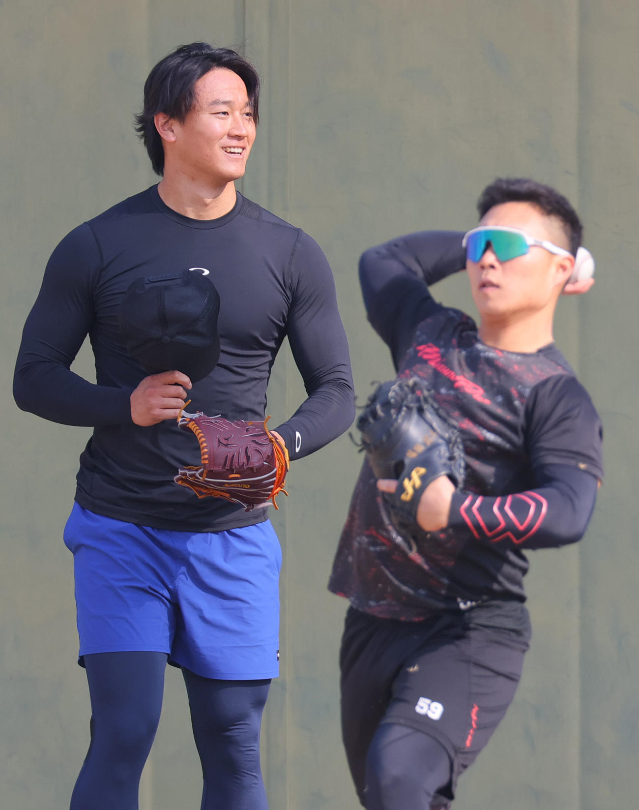 鳴尾浜球場で自主トレする阪神森木（左）と阪神藤田（撮影・上山淳一）