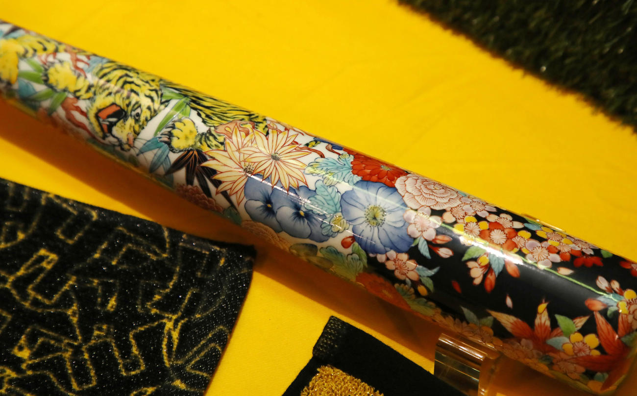 伊万里鍋島焼の野球バット（撮影・加藤哉）