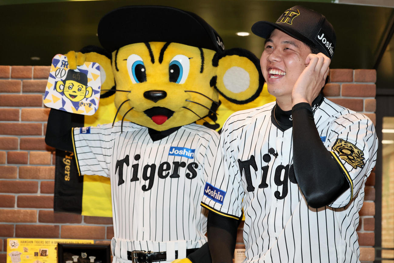 2025年阪神タイガースグッズ内覧会で選手アートグッズに笑顔を見せる才木（撮影・加藤哉）