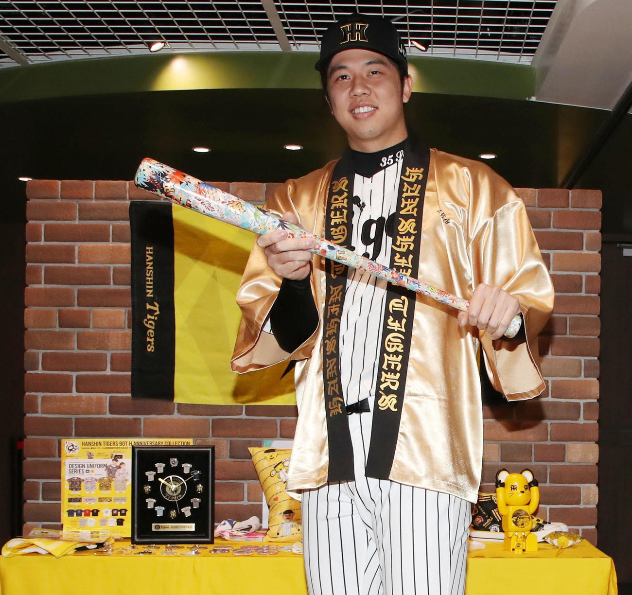 2025年阪神タイガースグッズ内覧会で200万円（税抜き）の伊万里鍋島焼のバットを手にする才木（撮影・加藤哉）