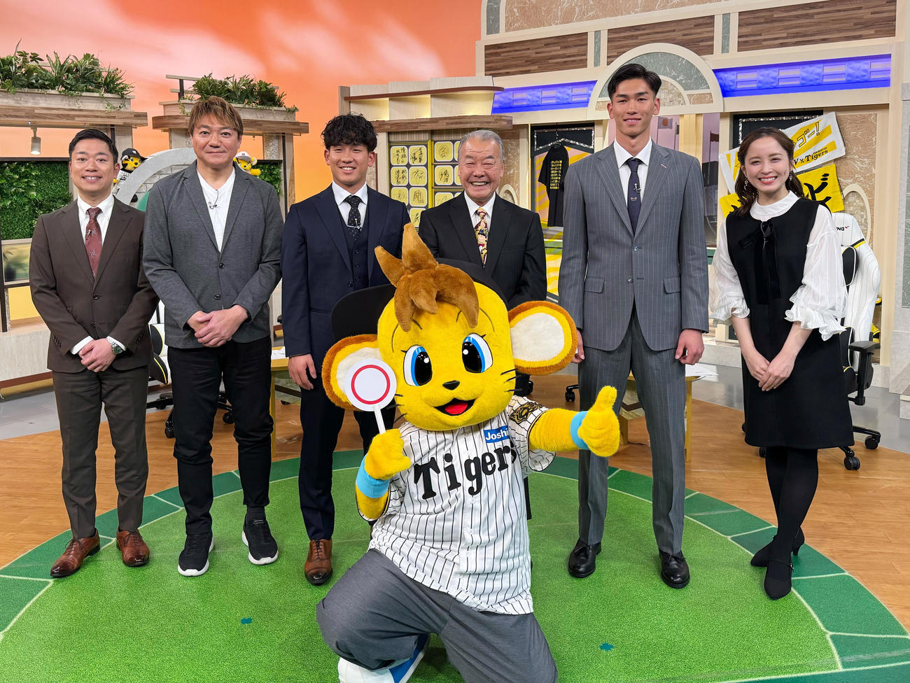 サンテレビ「熱血！タイガース党」に出演した阪神伊原（左から3人目）と今朝丸（右から2人目）（球団提供）