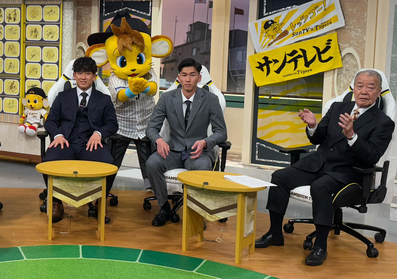 サンテレビ「熱血！タイガース党」に出演した阪神伊原（左）と今朝丸（中央）、右は福本豊氏（球団提供）