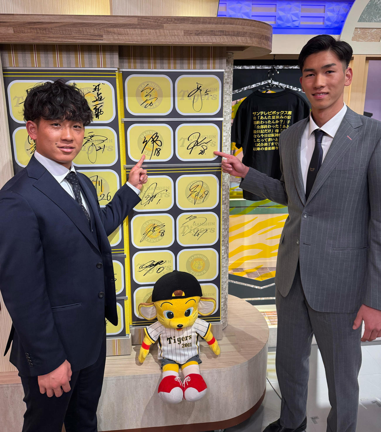 サンテレビ「熱血！タイガース党」に出演した阪神伊原（左）と今朝丸（球団提供）