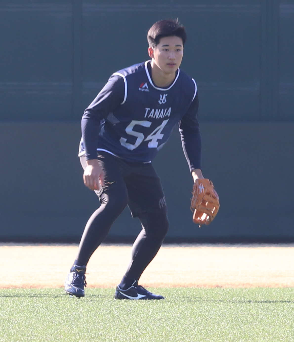 25年1月9日　埼玉・戸田市内で行われた新人合同自主トレ2日目でノックを受けるヤクルトドラフト4位の田中（撮影・佐瀬百合子）