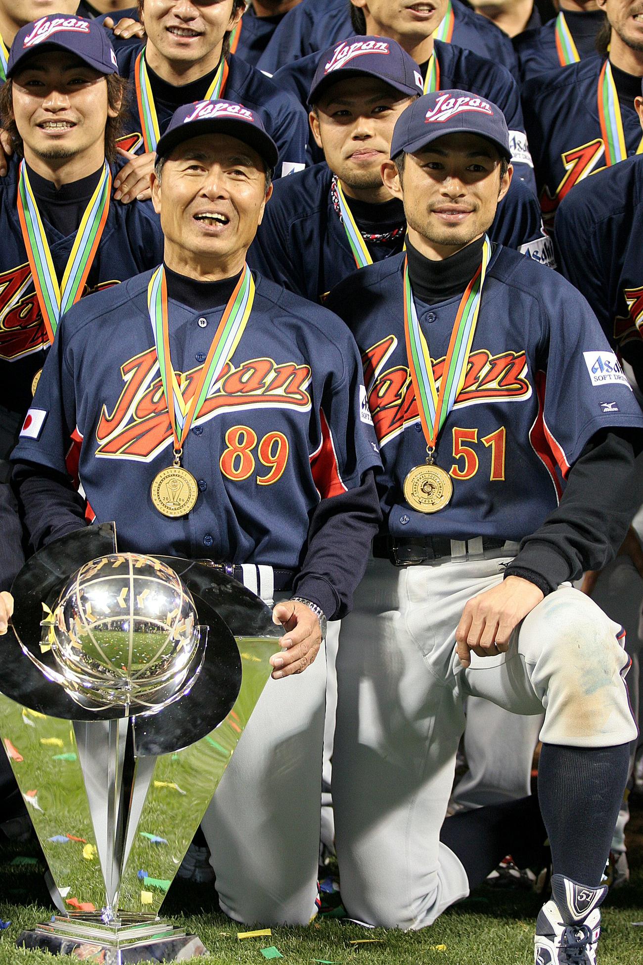 06年3月、WBCで優勝し笑顔を見せる王監督（手前左）とイチロー