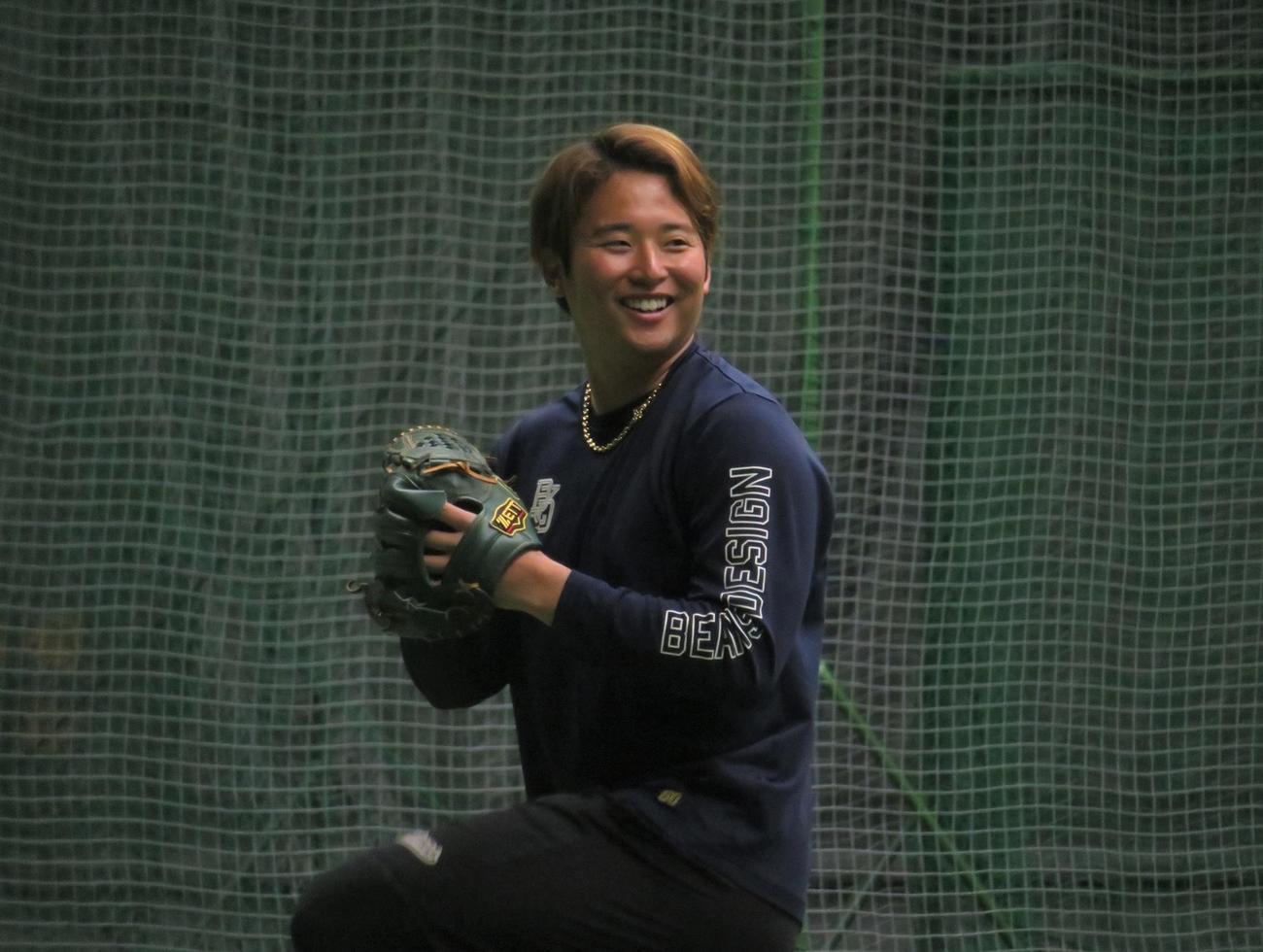 自主トレを公開しキャッチボールをおこなう横山（撮影・星夏穂）