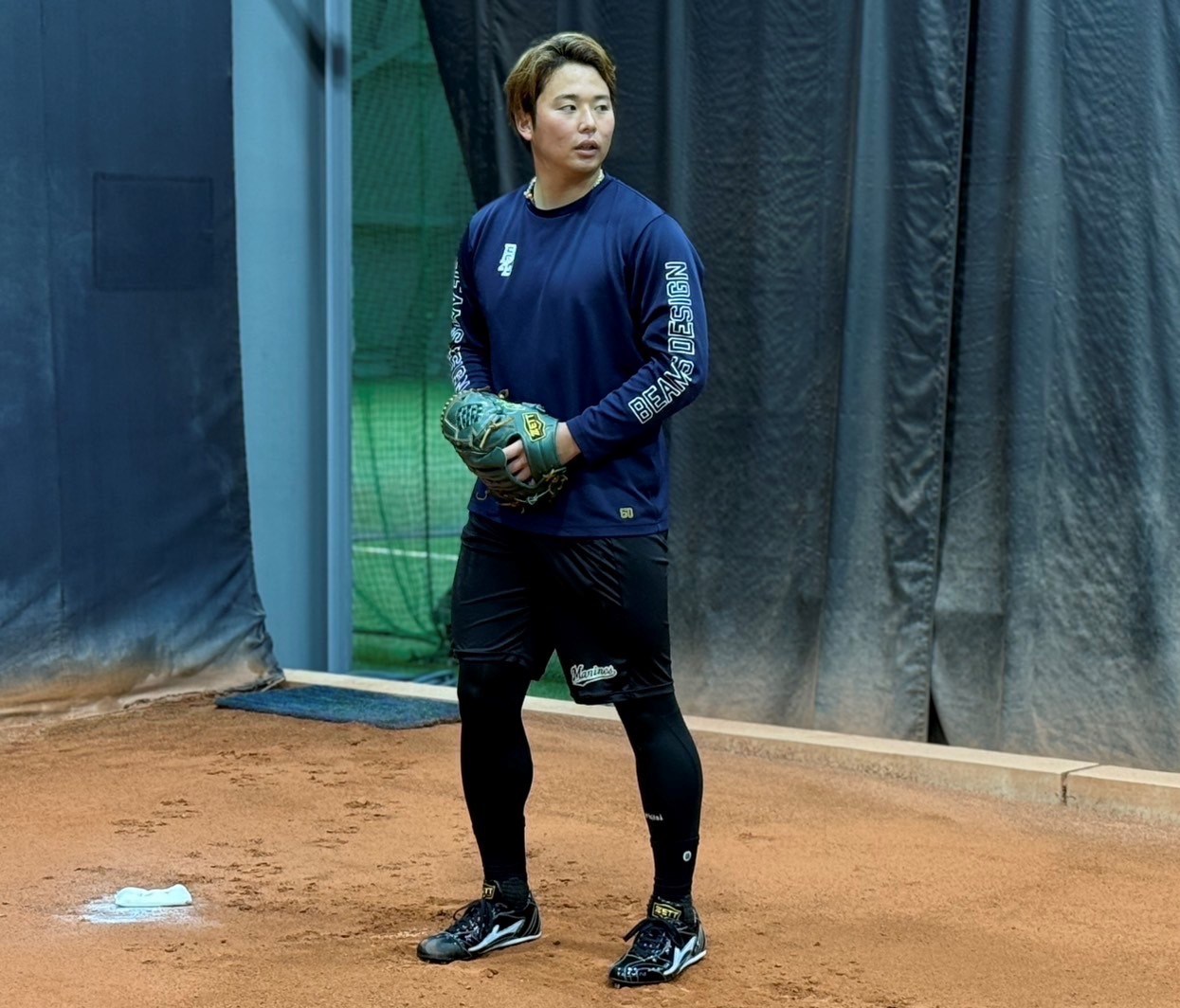 自主トレを公開しブルペンで投球する横山（球団提供）