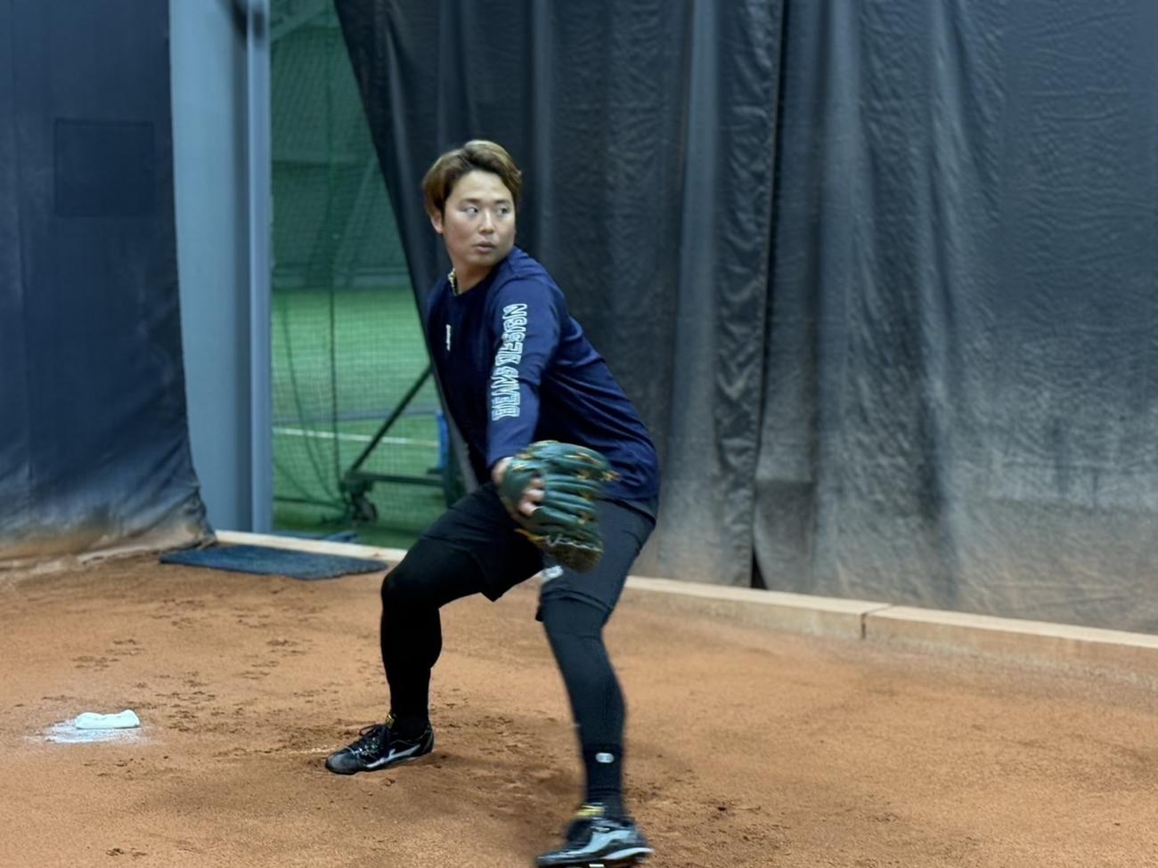 自主トレを公開しブルペンで投球する横山（球団提供）