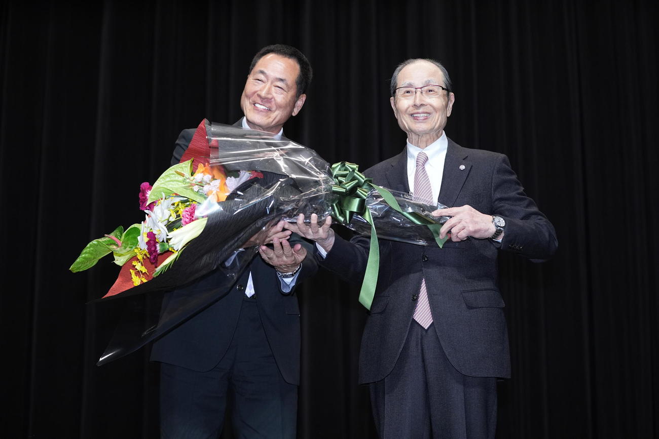 第15回日本スポーツ学会大賞授与式で中畑氏（左）から花束を受け取り笑顔を見せる王氏（撮影・垰建太）