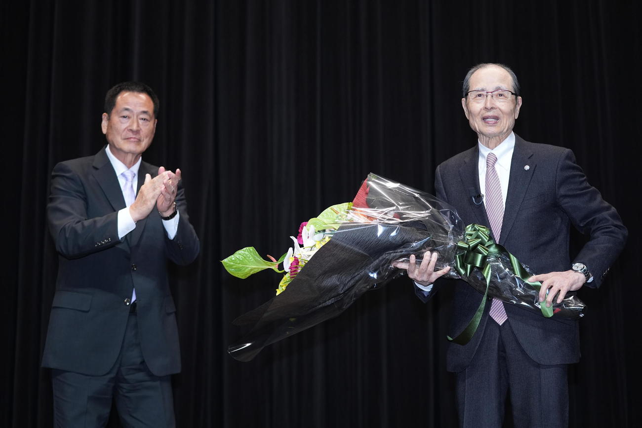 第15回日本スポーツ学会大賞授与式で中畑氏（左）から花束を受け取り笑顔を見せる王氏（撮影・垰建太）