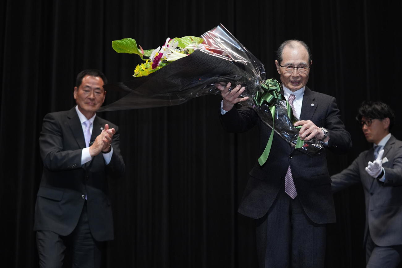 第15回日本スポーツ学会大賞授与式で中畑氏（左）から花束を受け取り笑顔を見せる王氏（撮影・垰建太）