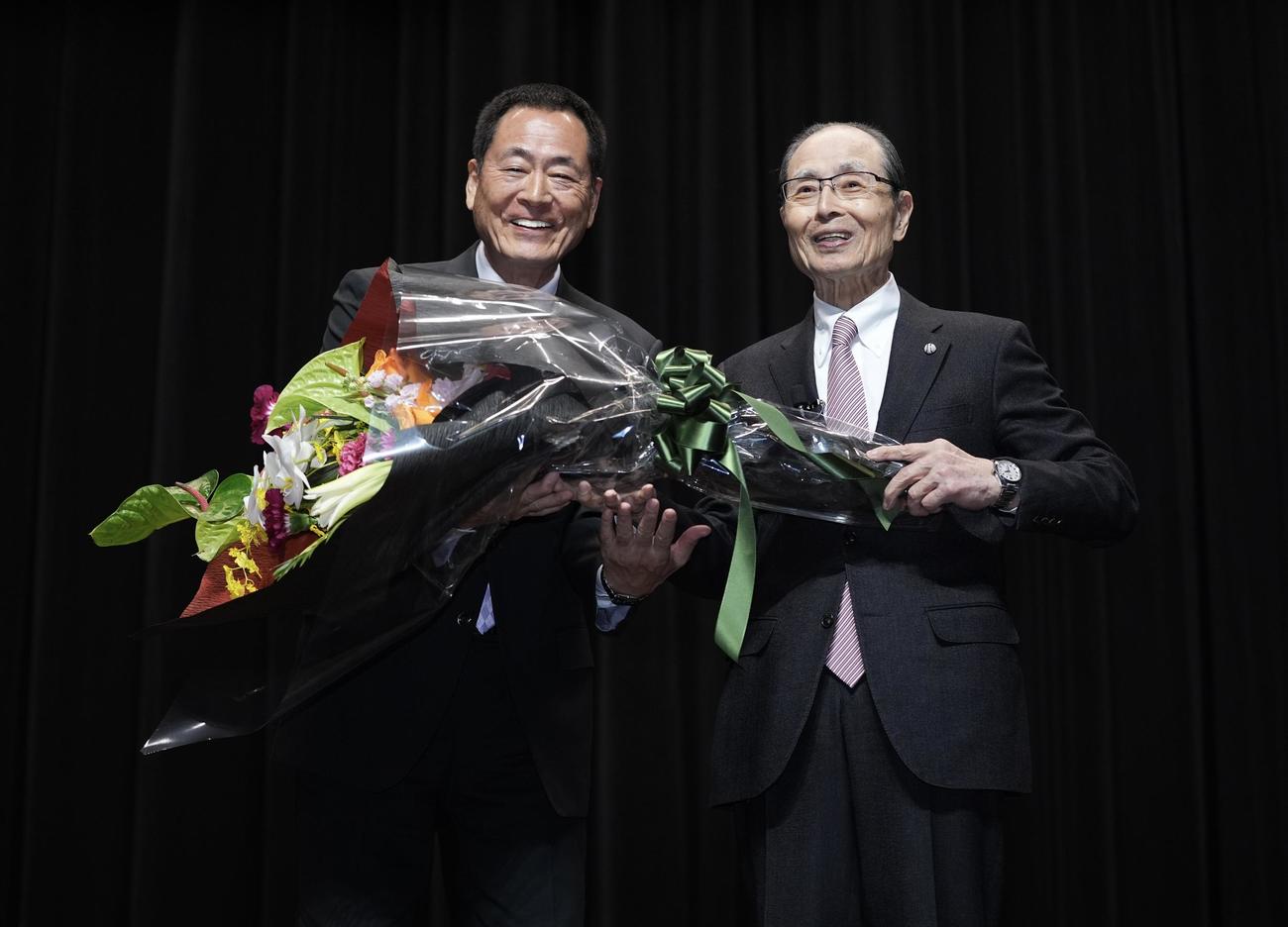 第15回日本スポーツ学会大賞授与式で中畑氏（左）から花束を受け取り笑顔を見せる王氏（撮影・垰建太）