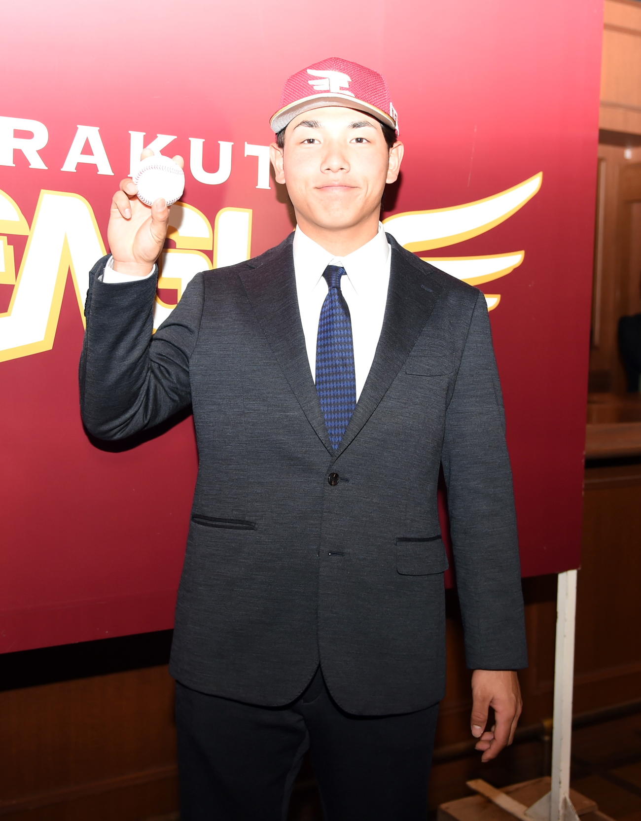 ヤクルトにFA移籍した茂木の人的補償で加入し入団会見を行った楽天小森（2024年12月20日撮影）