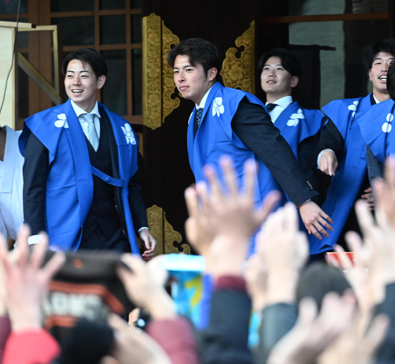 「初天神梅花祭」に参加し福玉巻きを行う左から阪神下村、椎葉、山田、百■（■は崎の大が立の下の横棒なし）（撮影・和賀正仁）