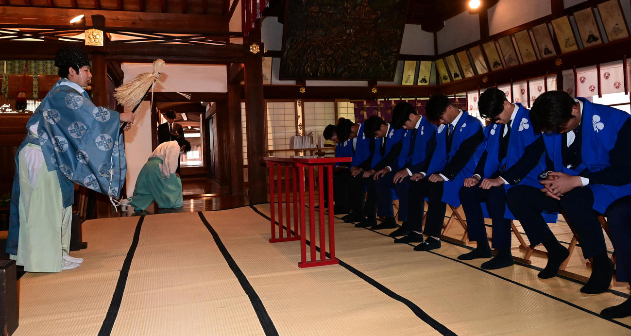 「初天神梅花祭」に参加しおはらいを受ける阪神の選手ら（撮影・和賀正仁）