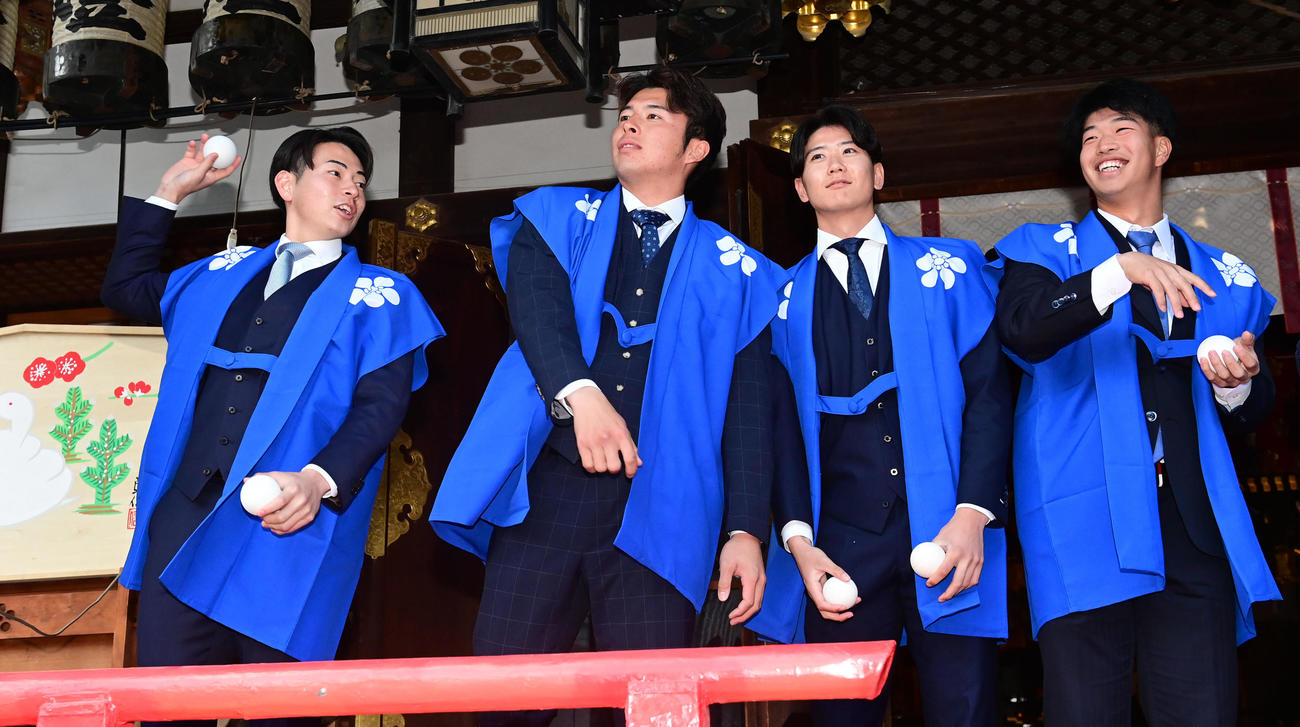 「初天神梅花祭」に参加し福玉巻きを行う左から阪神下村、椎葉、山田、百■（■は崎の大が立の下の横棒なし）（撮影・和賀正仁）