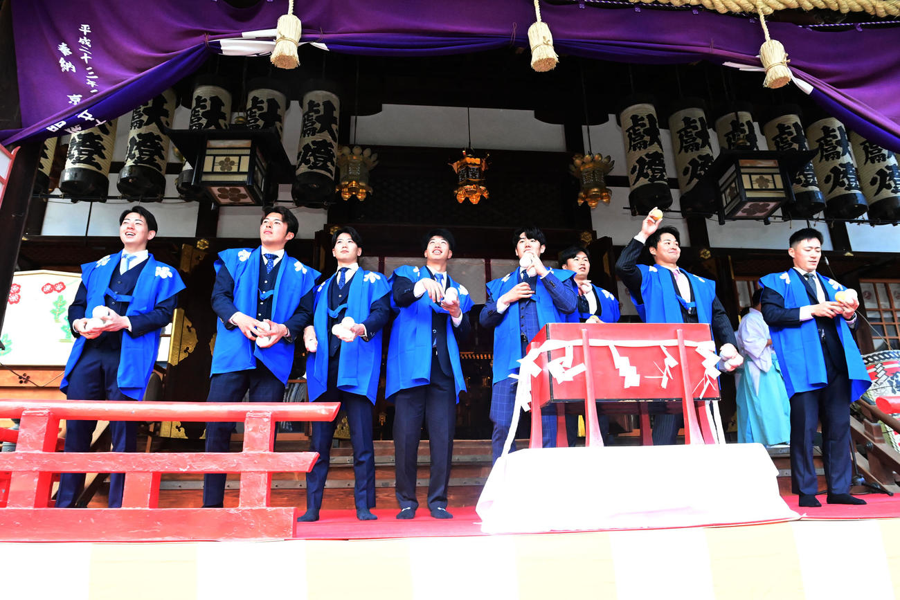 「初天神梅花祭」に参加し福玉巻きを行う阪神下村（左端）ら阪神の選手（撮影・和賀正仁）