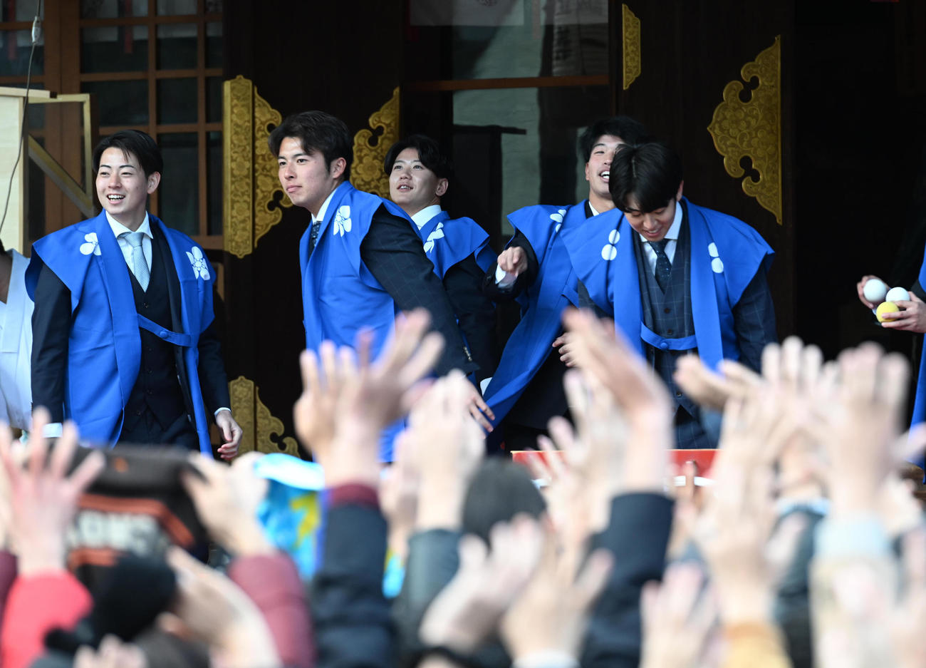 「初天神梅花祭」に参加し福玉巻きを行う阪神下村（左端）ら阪神の選手（撮影・和賀正仁）