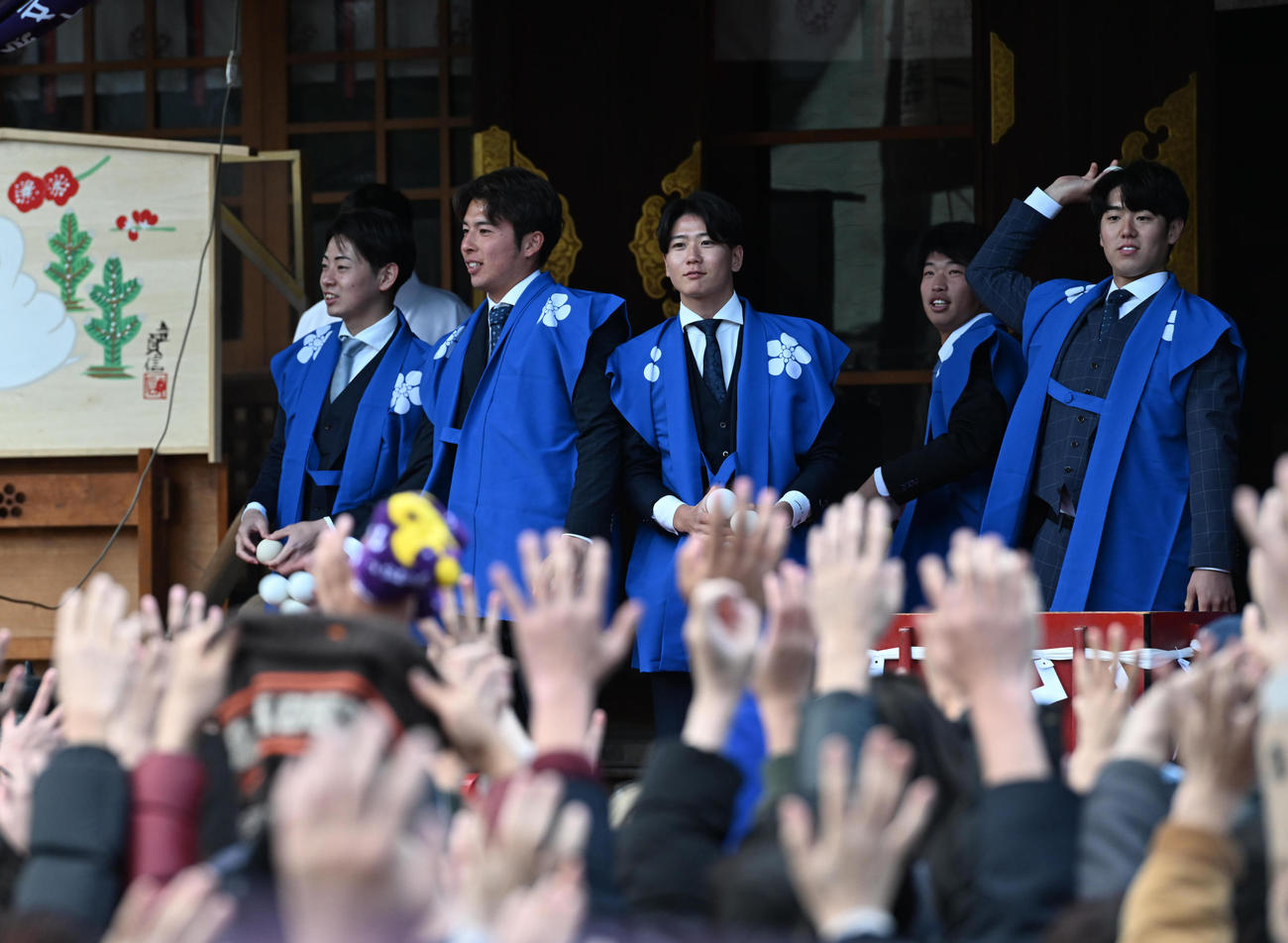 「初天神梅花祭」に参加し福玉巻きを行う阪神下村（左端）ら阪神の選手（撮影・和賀正仁）