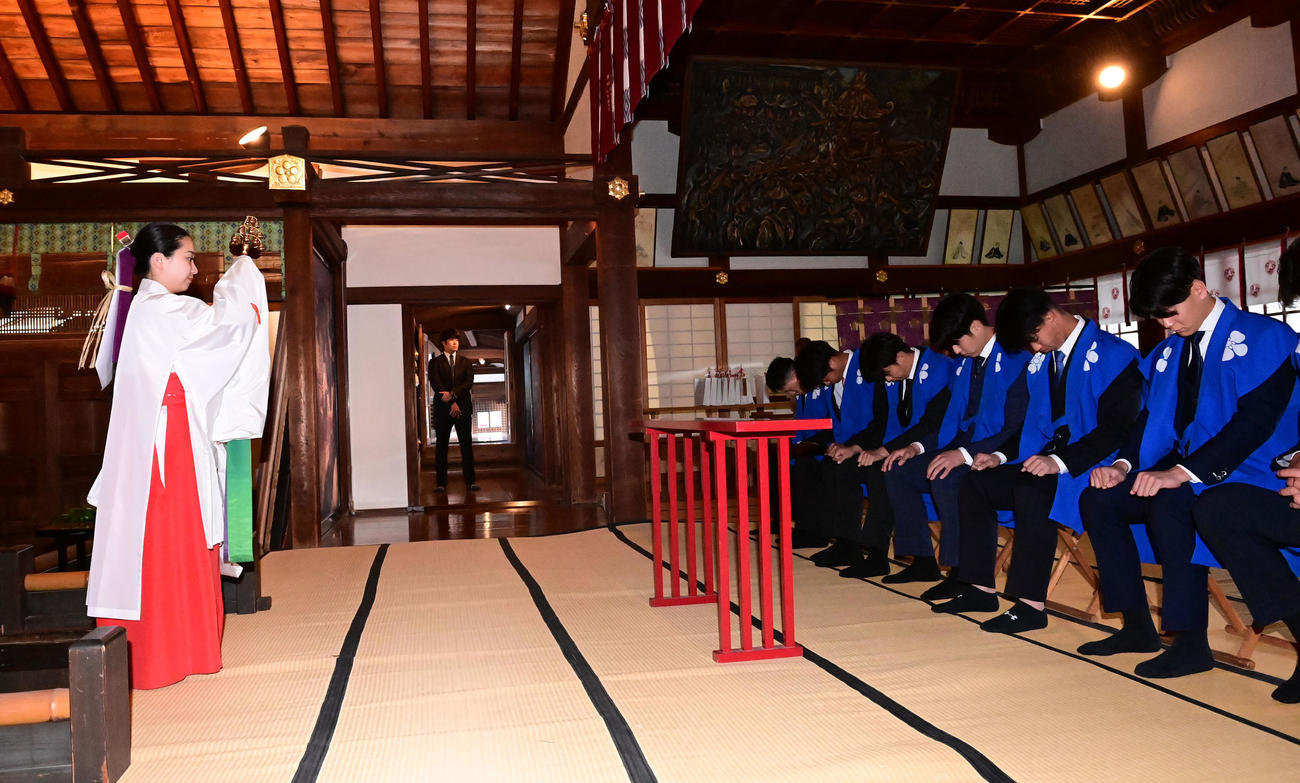 「初天神梅花祭」に参加し鈴を授かる阪神2年目の選手ら（撮影・和賀正仁）