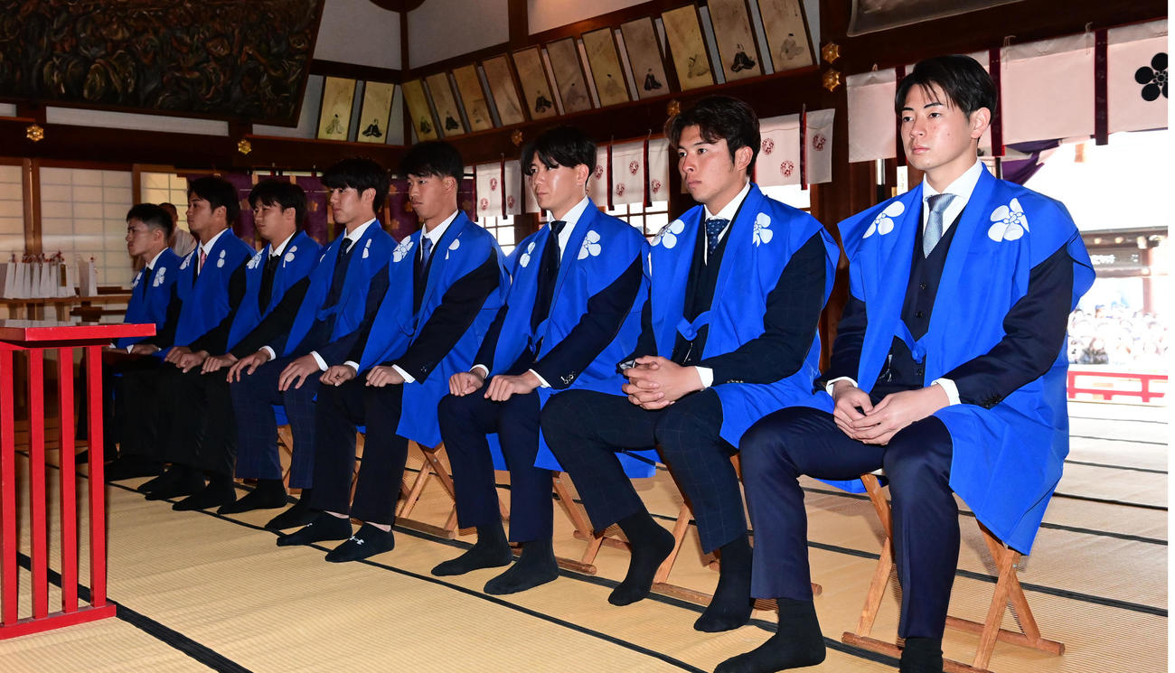 「初天神梅花祭」に参加し必勝祈願を行う阪神下村（右端）ら阪神の選手（撮影・和賀正仁）