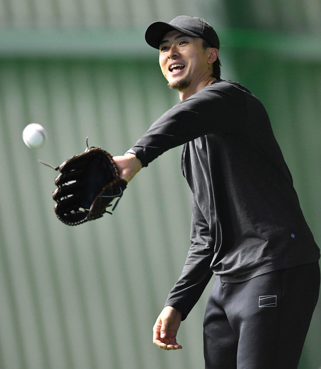 笑顔でキャッチボールを行うソフトバンク上沢（撮影・岩下翔太）
