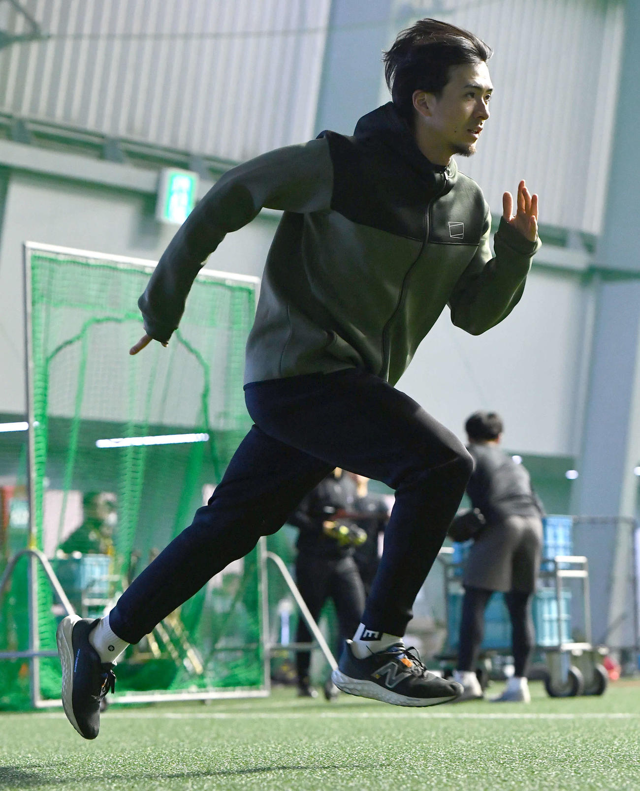 室内練習場でウオーミングアップを行うソフトバンク上沢（撮影・岩下翔太）