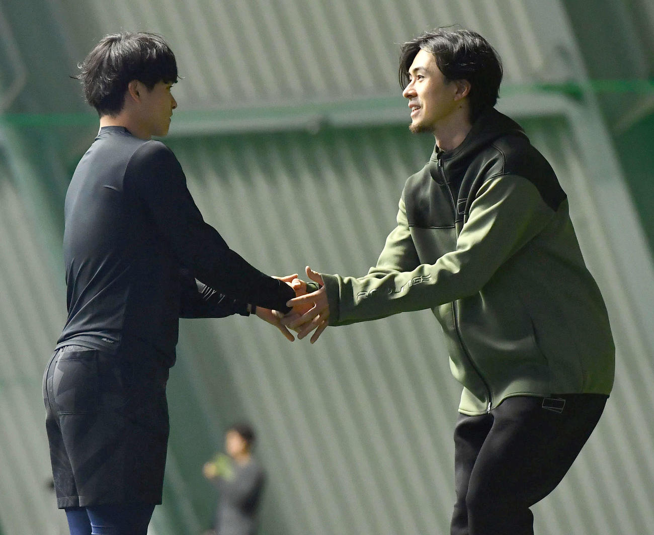 室内練習場で谷川原（左）と握手を交わすソフトバンク上沢（撮影・岩下翔太）