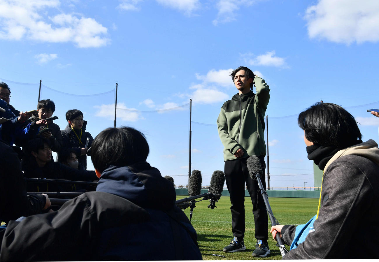 自主トレ公開を終えて囲み取材を受けるソフトバンク上沢（撮影・岩下翔太）