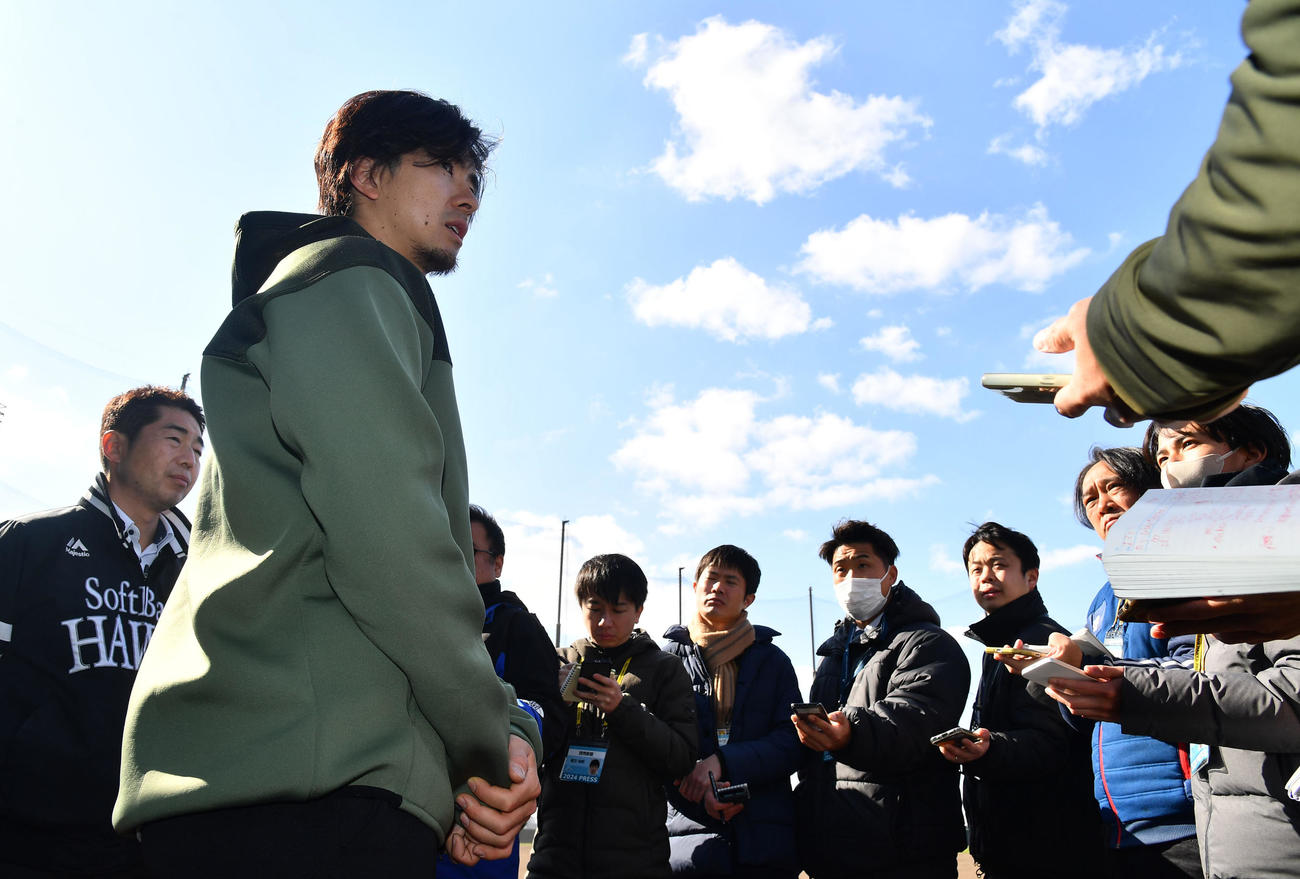 自主トレ公開を終えて囲み取材を受けるソフトバンク上沢（撮影・岩下翔太）