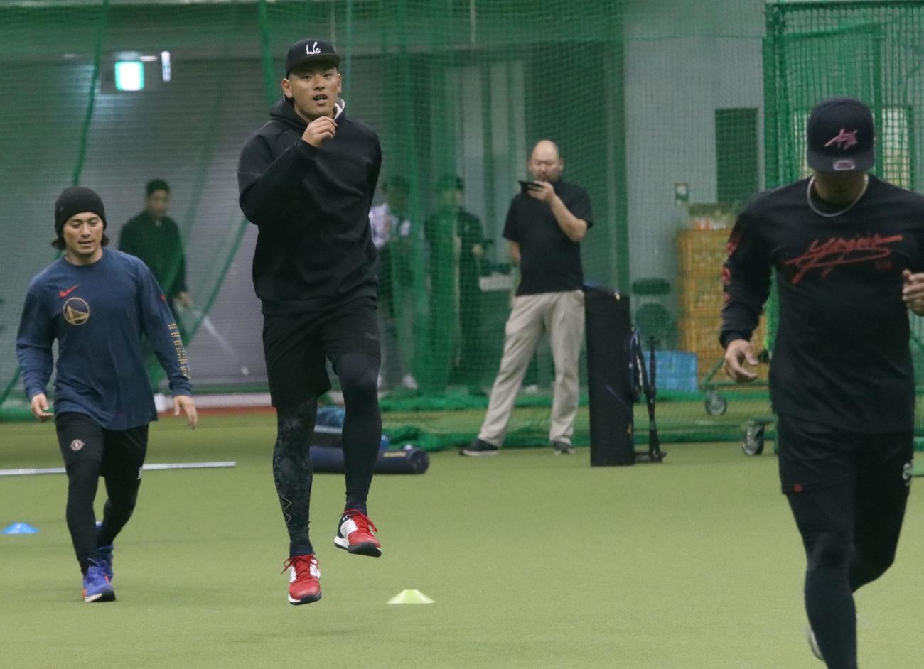 先乗り自主トレに合流しウオーミングアップする日本ハム野村（中央）（撮影・永野高輔）