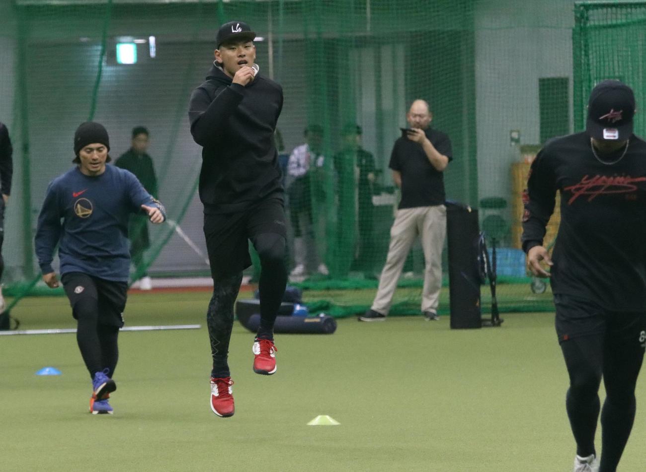 先乗り自主トレに合流しウオーミングアップする日本ハム野村（中央）（撮影・永野高輔）