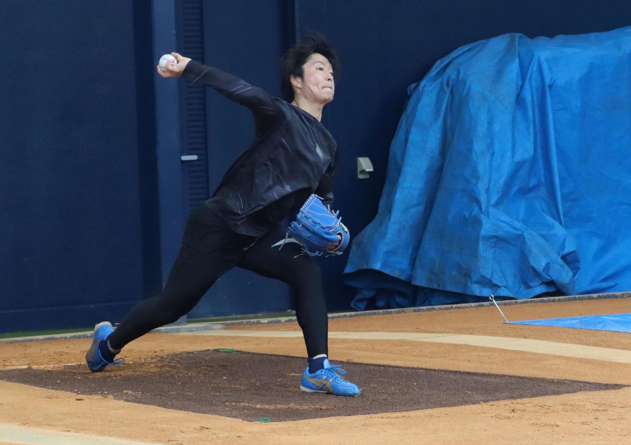 ブルペンで投球練習する日本ハム玉井（撮影・永野高輔）