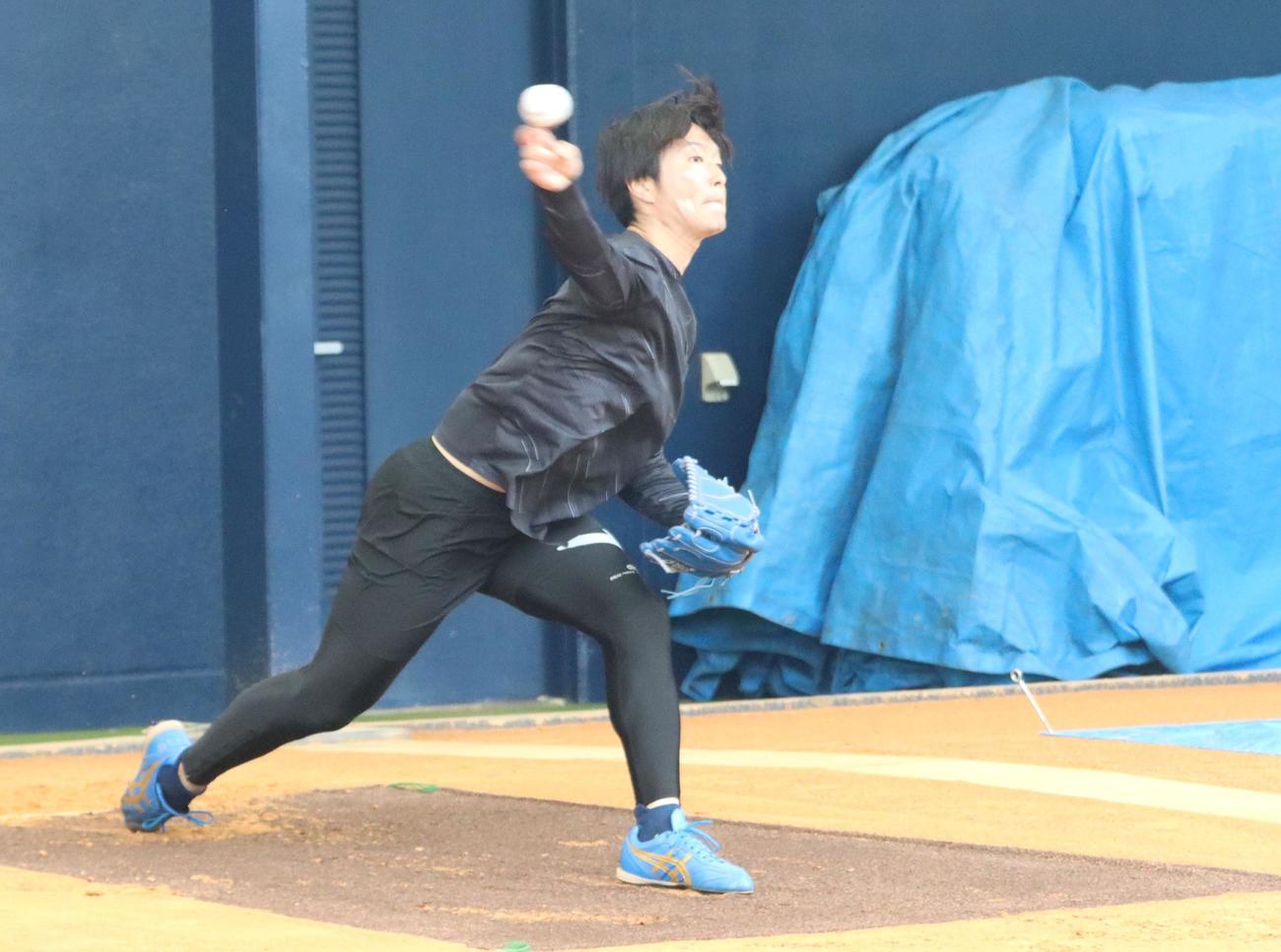 ブルペンで投球練習する日本ハム玉井（撮影・永野高輔）