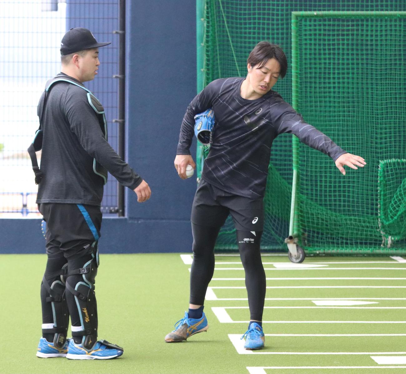 投球練習後にスタッフと話す日本ハム玉井（右）（撮影・永野高輔）