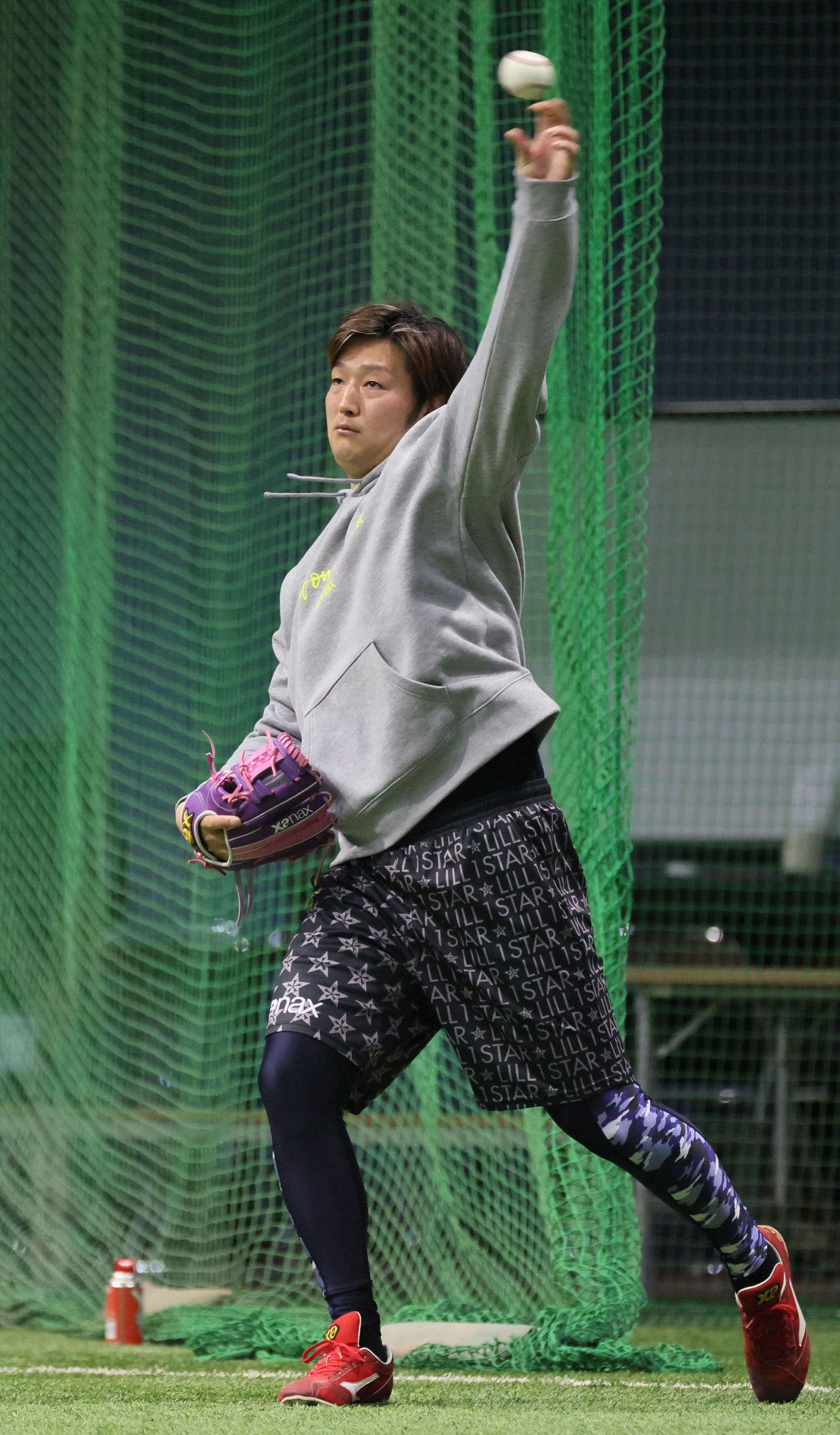 合同自主トレで、キャッチボールをする広島床田（撮影・加藤孝規）