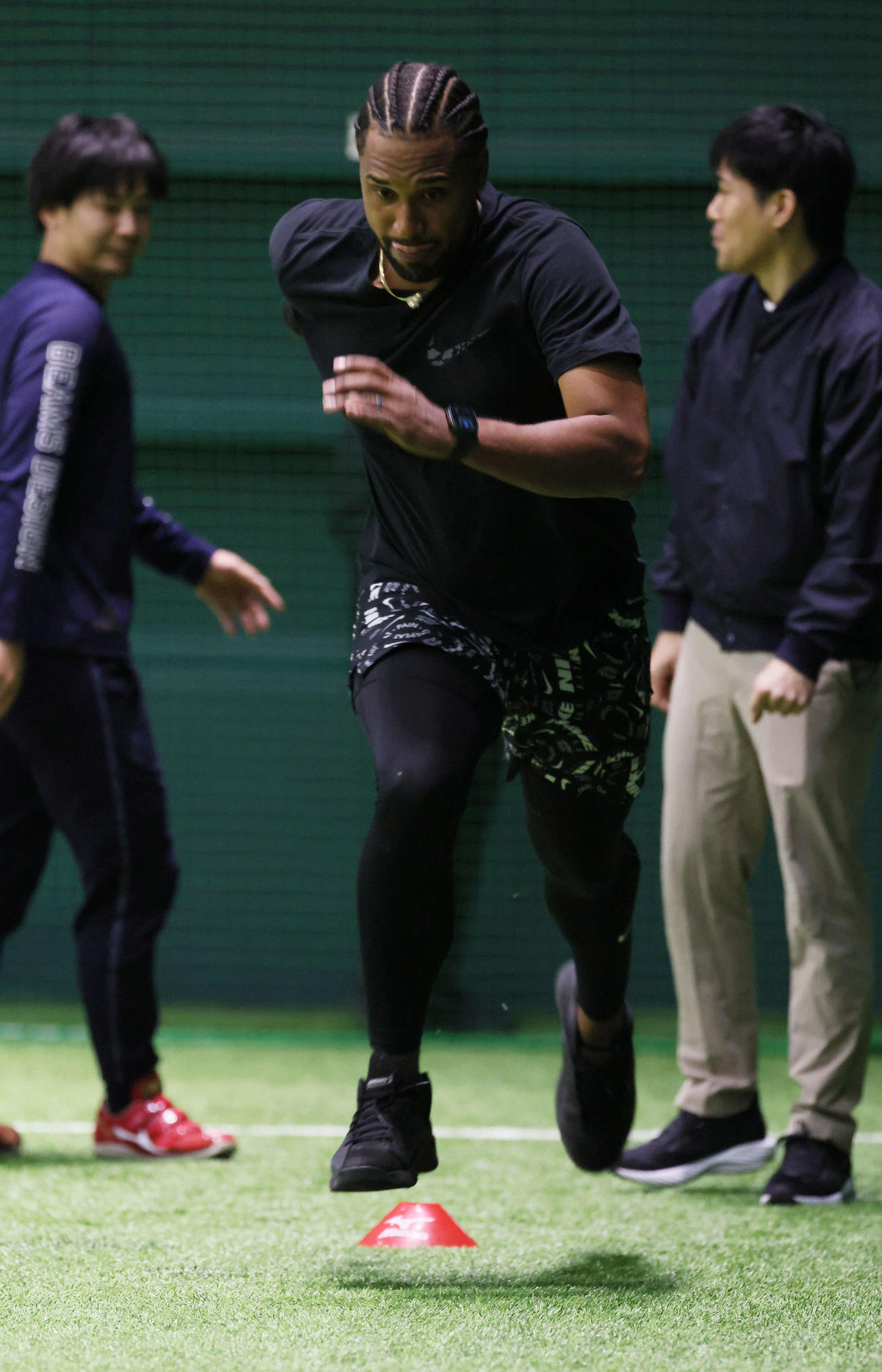 シャトルランをする広島新外国人のドミンゲス（撮影・加藤孝規）