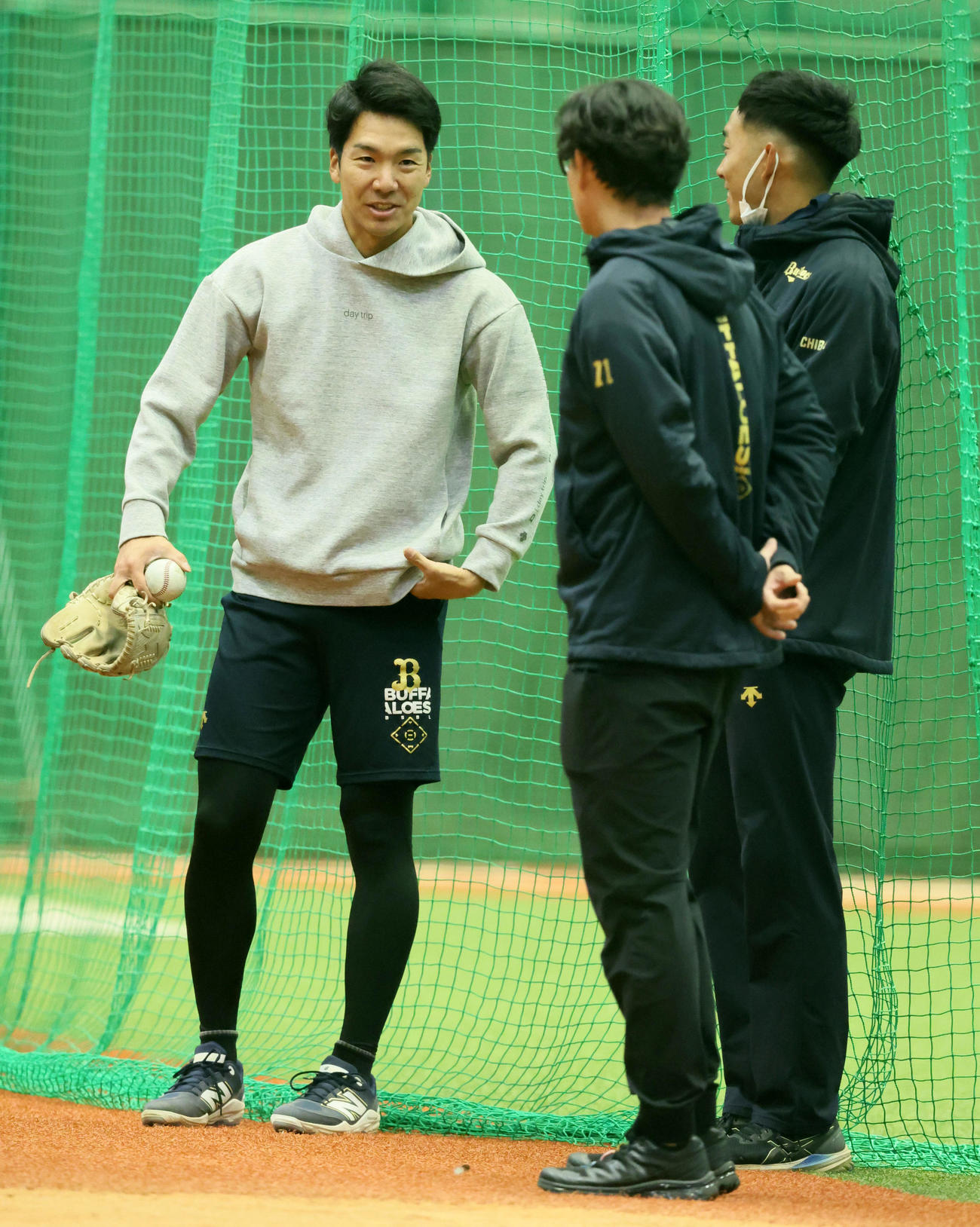 岸田護監督（中央）にあいさつする小野泰己（撮影・加藤哉）2025年1月9日＝大阪市・オリックス室内練習場
