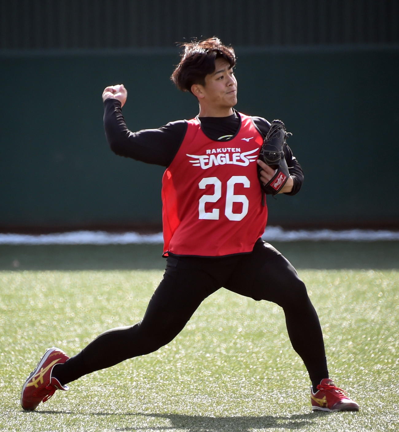 ノックを受け送球する楽天ドラフト3位の中込（撮影・山田愛斗）