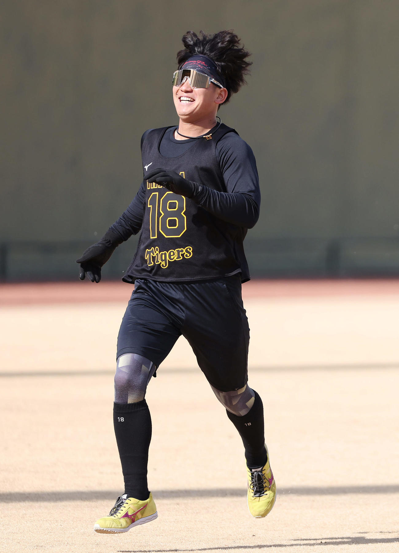 新人合同自主トレでダッシュする阪神伊原（撮影・前田充）