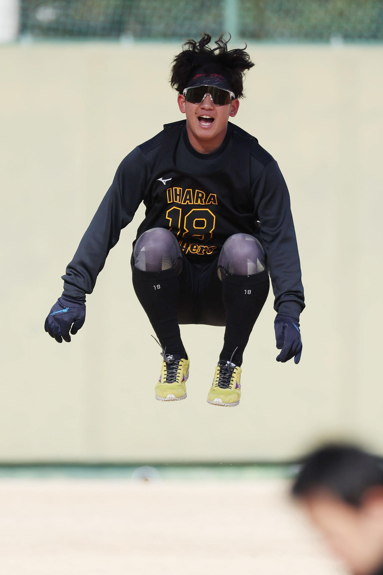 新人合同自主トレでウオーミングアップする阪神伊原（撮影・前田充）