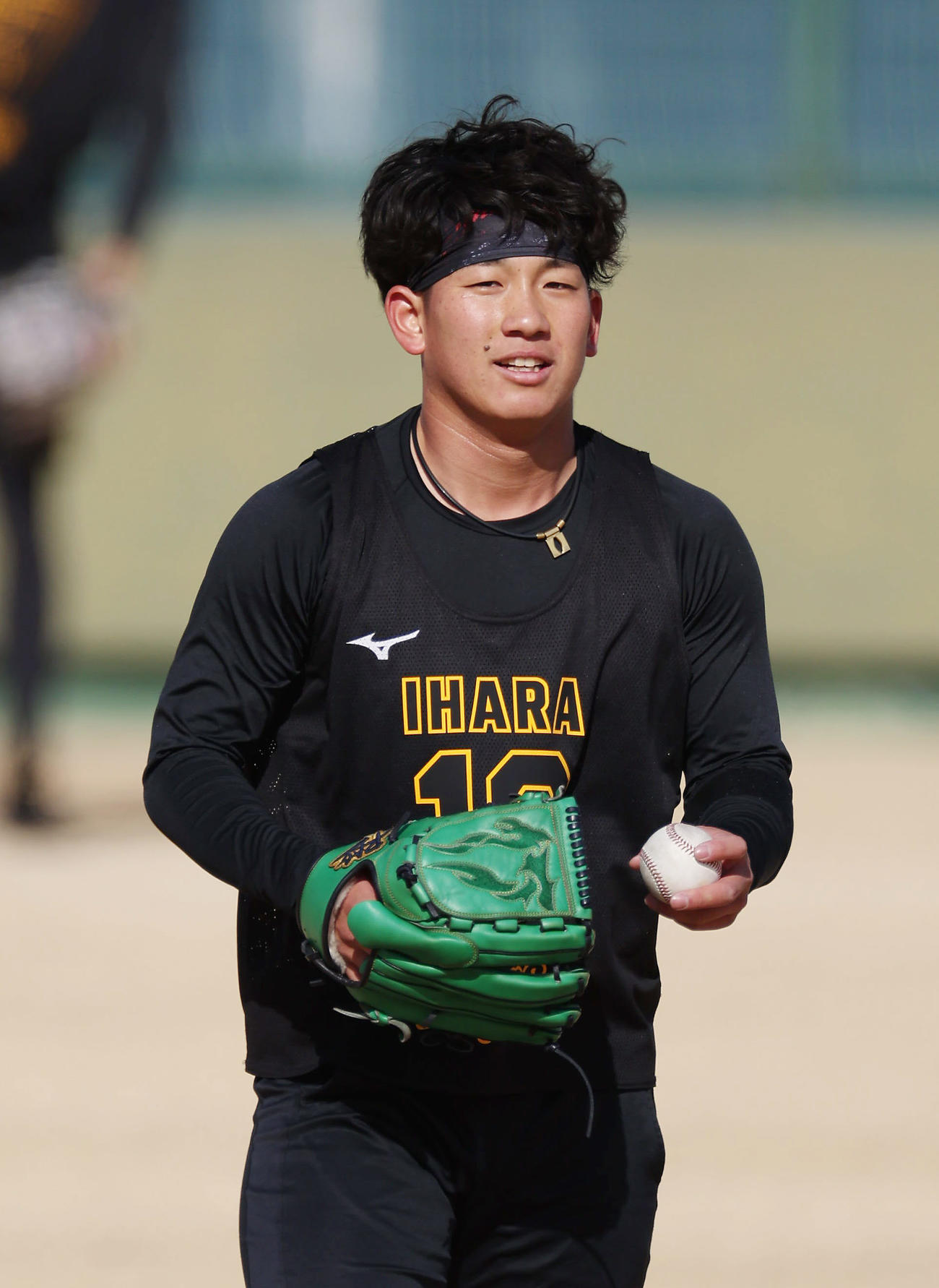新人合同自主トレでキャッチボールする阪神伊原（撮影・前田充）
