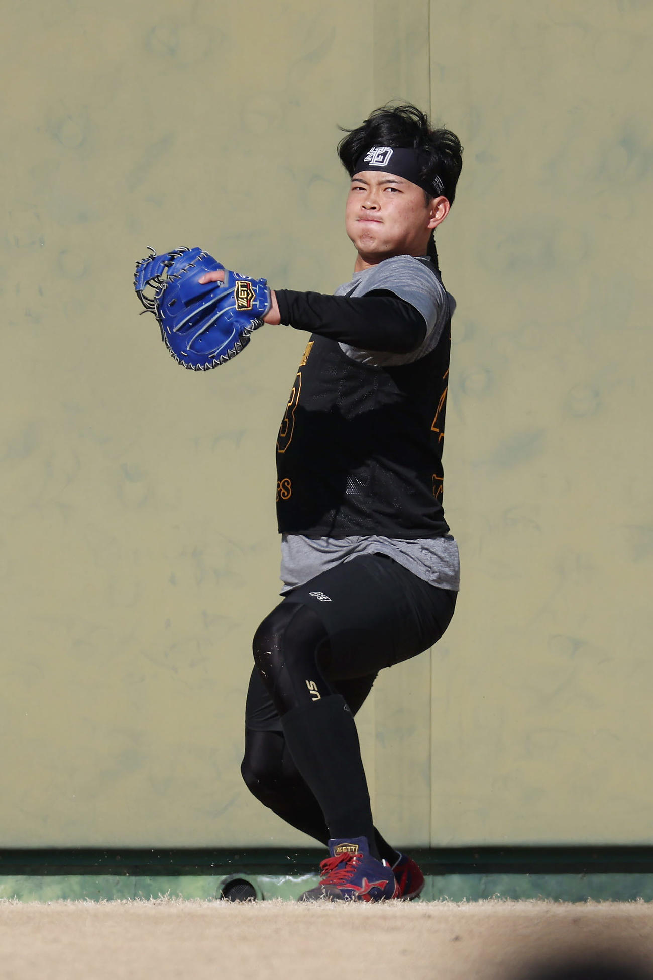 新人合同自主トレでキャッチボールする阪神町田（撮影・前田充）