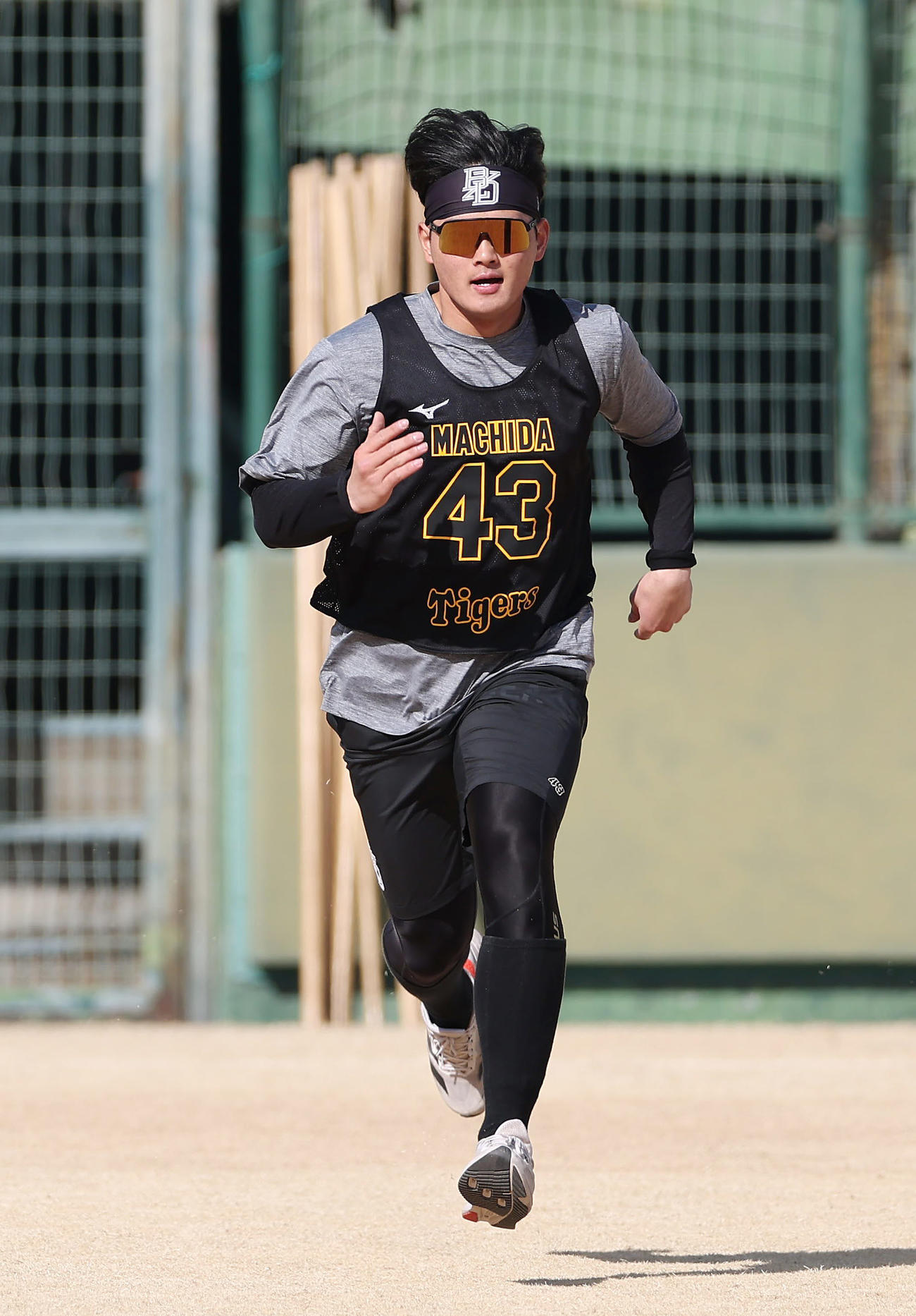 新人合同自主トレでダッシュする阪神町田（撮影・前田充）